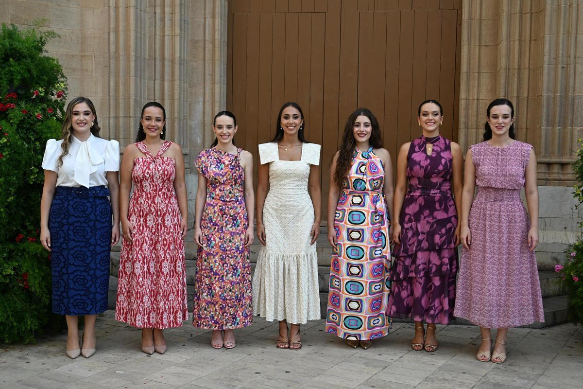 María Collados junto a sus damas de la ciudad.