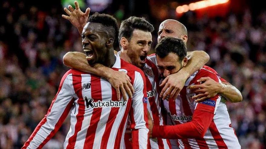 Williams y Aduriz celebran un gol del Athletic en la Liga Europa.