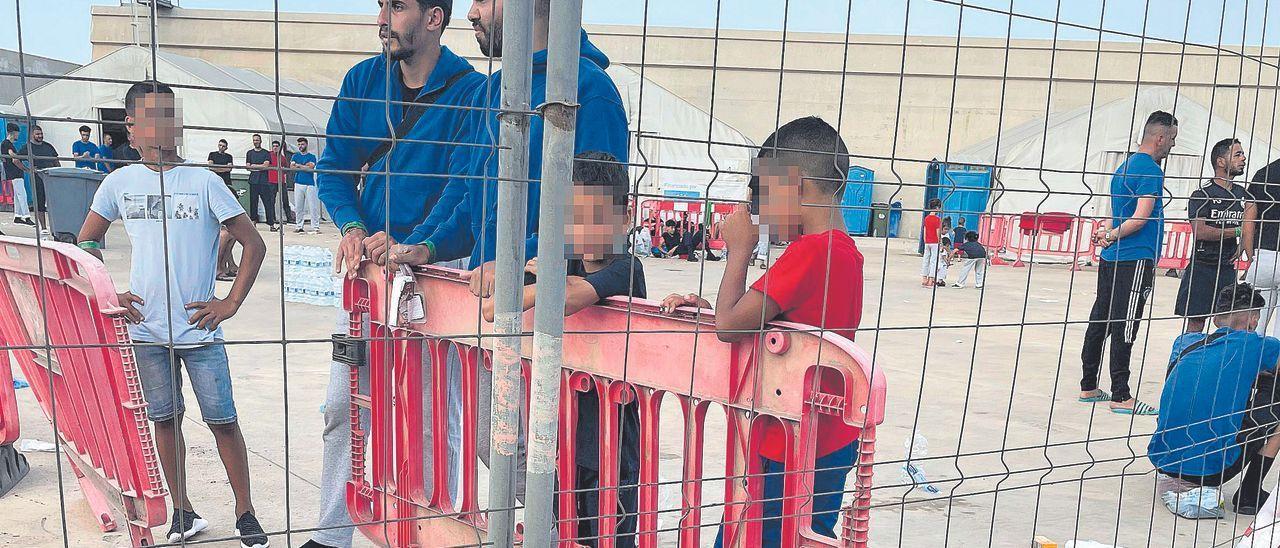 Niños en el campamento de la dársena de Escombreras.