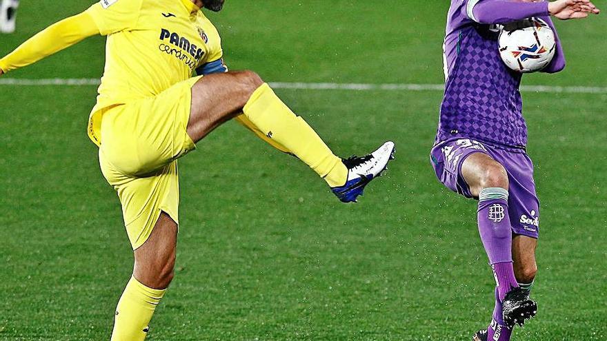 Raúl Albiol despeja el balón ante Juan Miranda. | EFE / DOMÉNECH CASTELLÓ