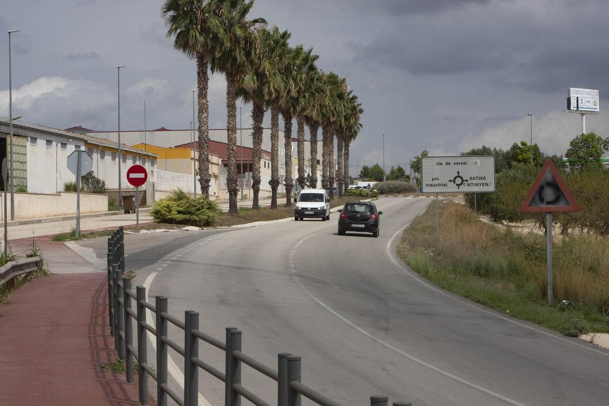 La carretera y a la izquierda el carril ciclopeatonal en el tramo próximo al polígono industrial.