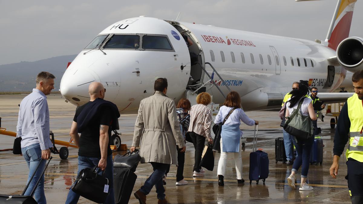 Algunos de los pasajeros que han estrenado la nueva ruta Castellón-Madrid