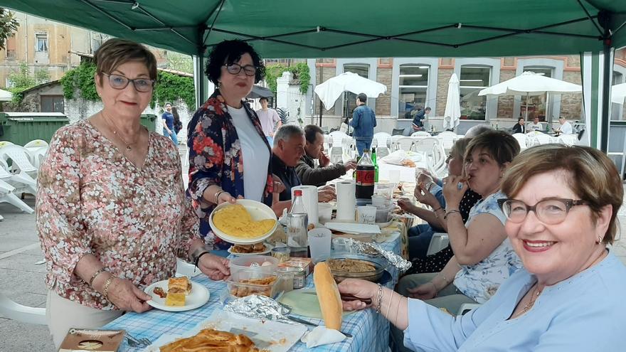 Laviana, mantel con paraguas en la calle: la comida al aire libre reunió a 2.700 personas