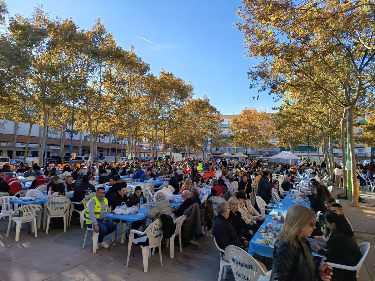 Más de 600 personas se citaron en la plaza Poeta Miguel Hernández.