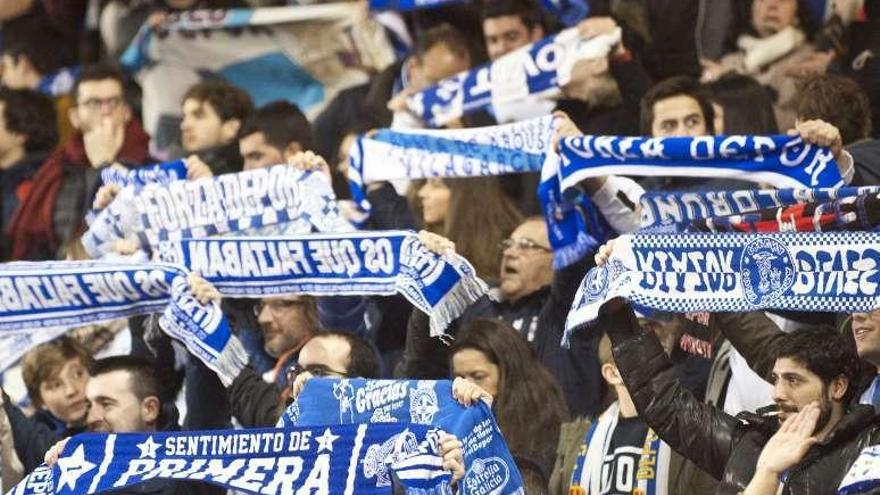 Aficionados deportivistas durante el derbi.