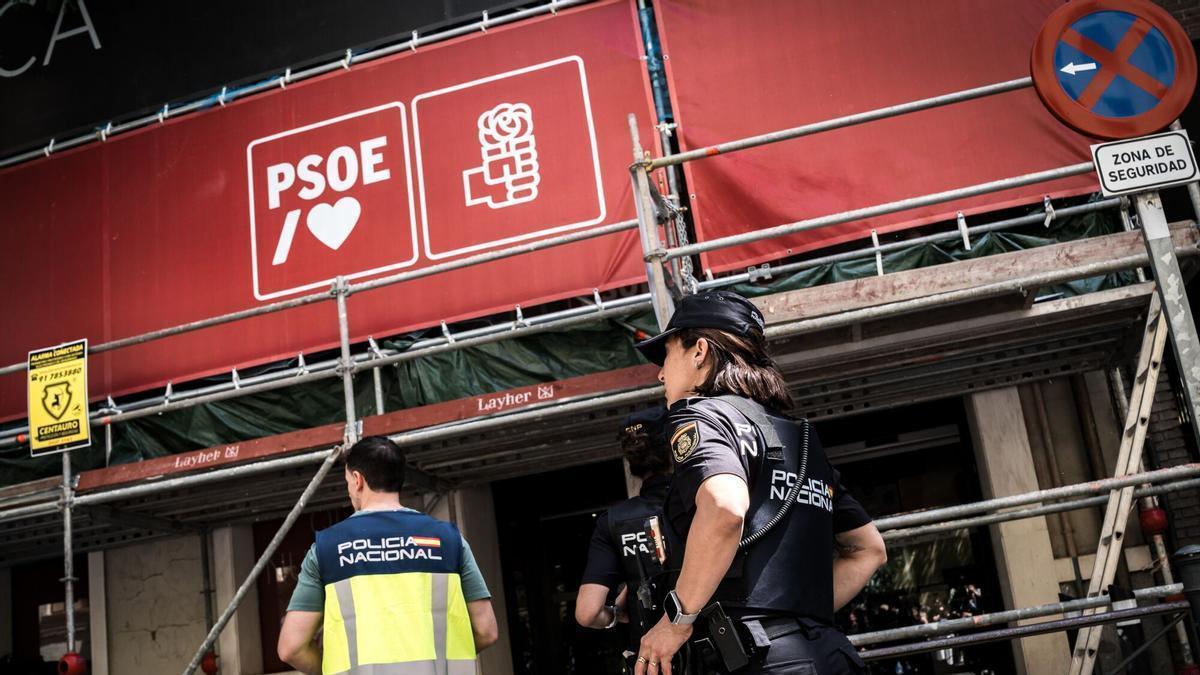 Agentes de la Policía Nacional ante la sede del PSOE en Ferraz, ayer.