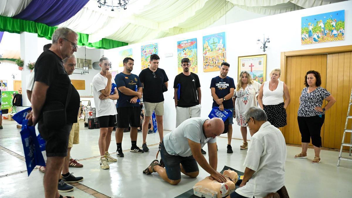Taller de soporte vital impartido a miembros de las casetas.