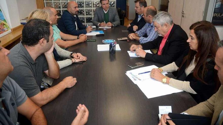 Reunión entre los representantes del PP y de los sindicatos de la Policía Nacional y Guardia Civil. // R. V.