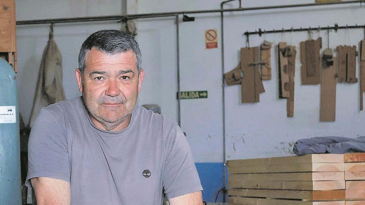 Agustín Navarro, uno de los últimos fabricantes de futbolines de la Comunitat Valenciana.