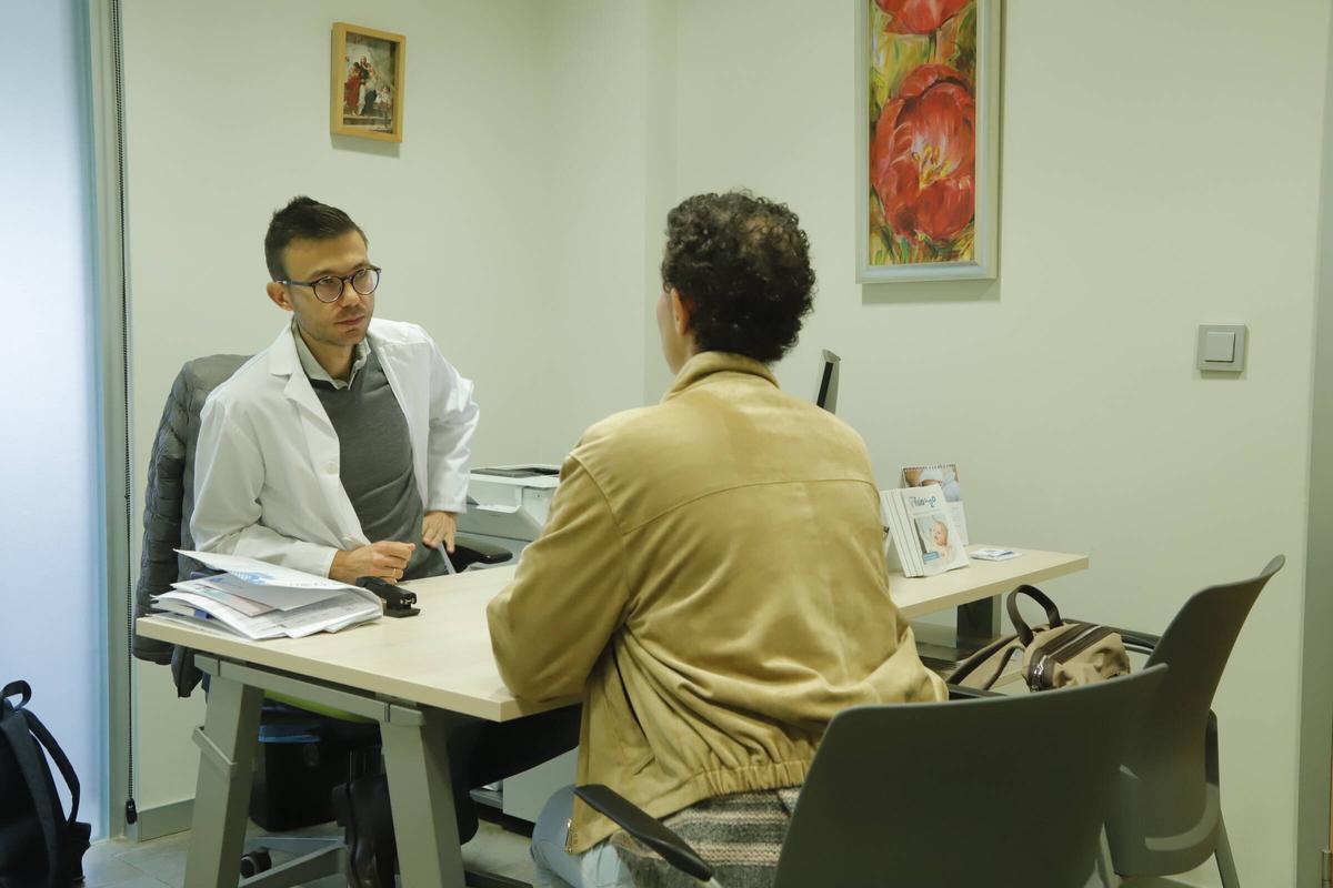 El doctor Jorge Duro, en la consulta del hospital San Juan de Dios.