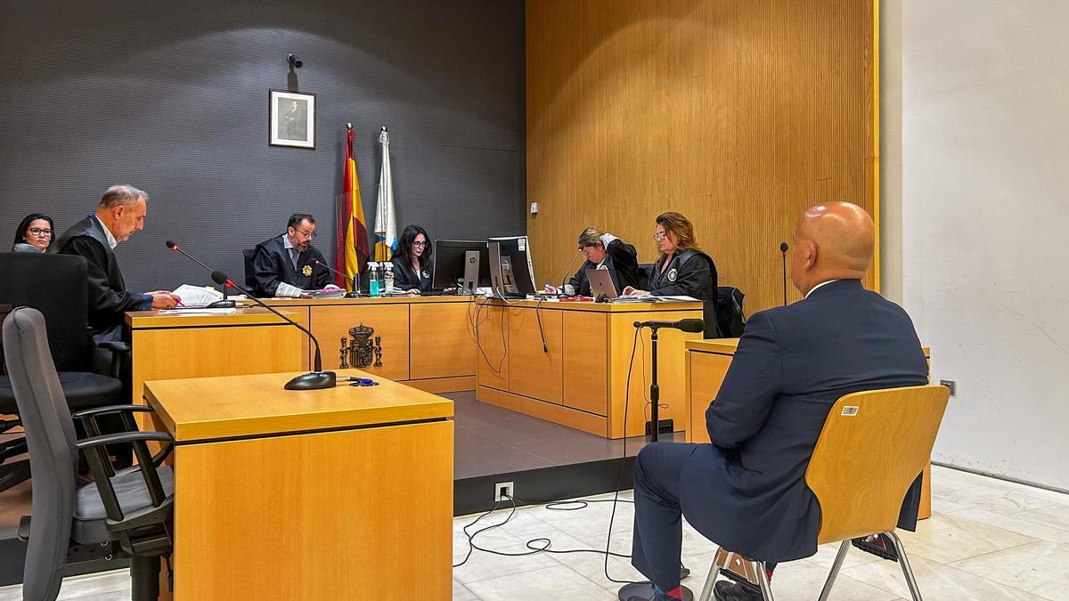 Pablo Quintero, de espaldas, en el juicio celebrado este jueves en el Juzgado de lo Penal número dos de Las Palmas.