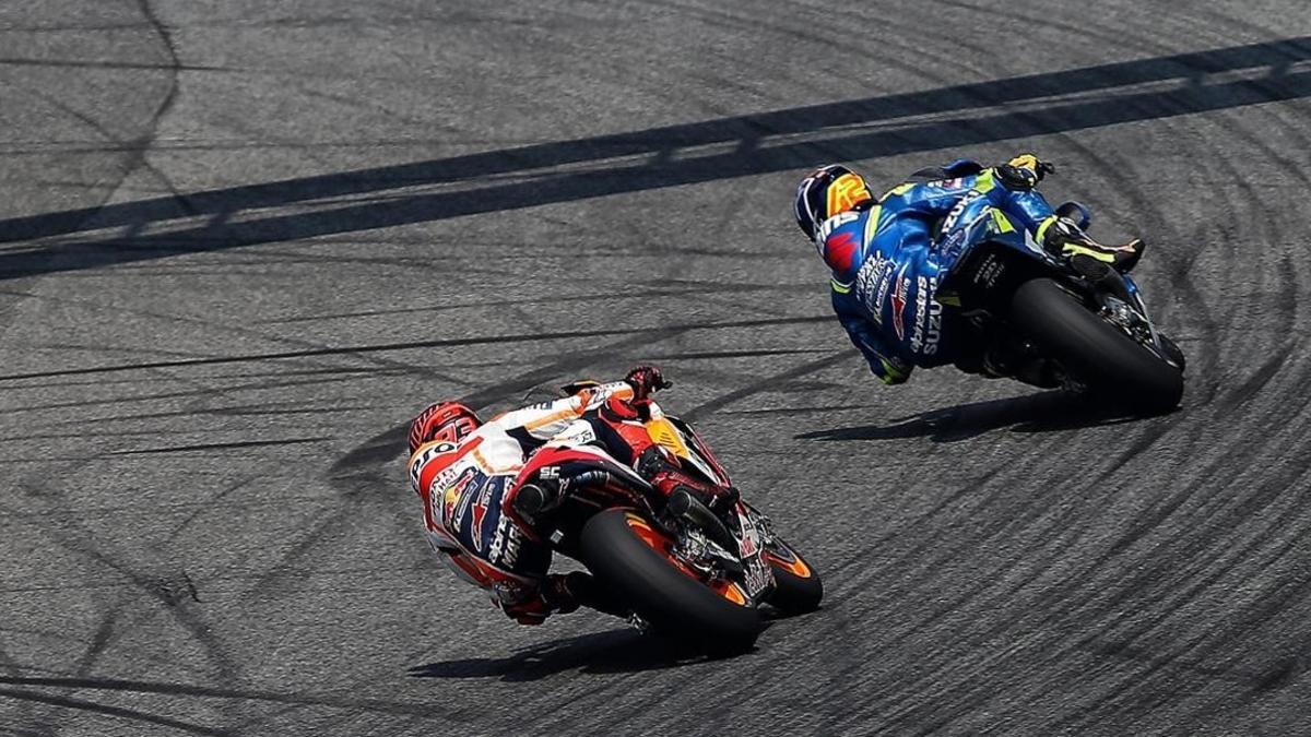 Marc Márquez (Honda) persigue a Alex Rins (Suzuki).