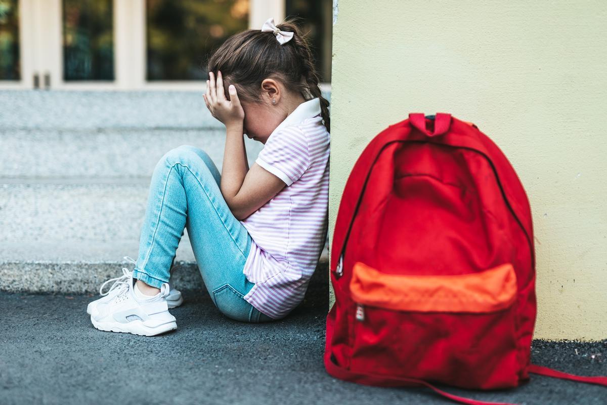 Niña sufriendo acoso escolar. Niña sufriendo acoso escolar.