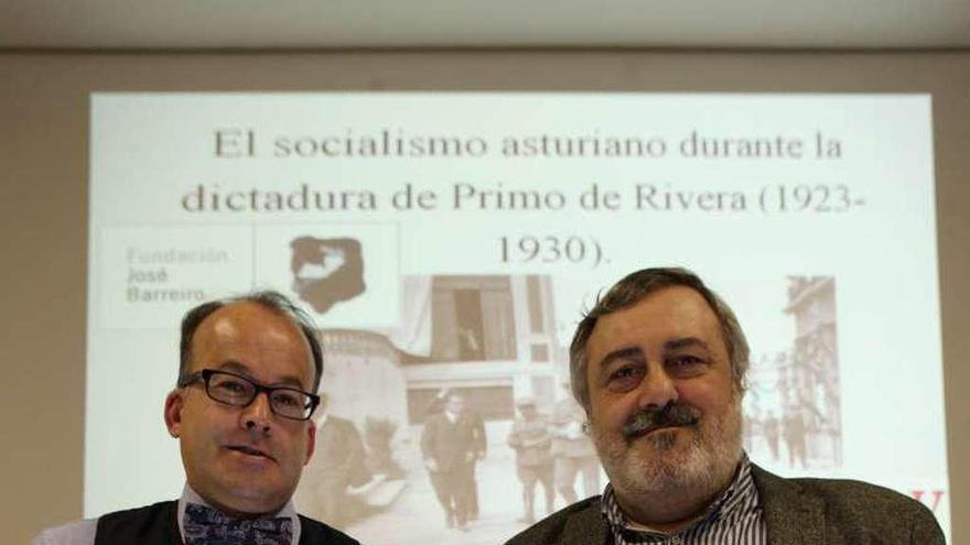 Manuel Jesús Álvarez García -a la izquierda- y Xosé Nel Riesgo, con sendos ejemplares del libro, ayer, antes de la presentación.