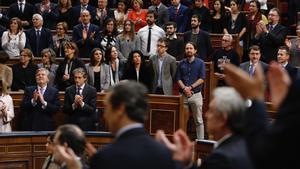 Momento en el que diputados de Podemos no aplauden a Felipe VI.