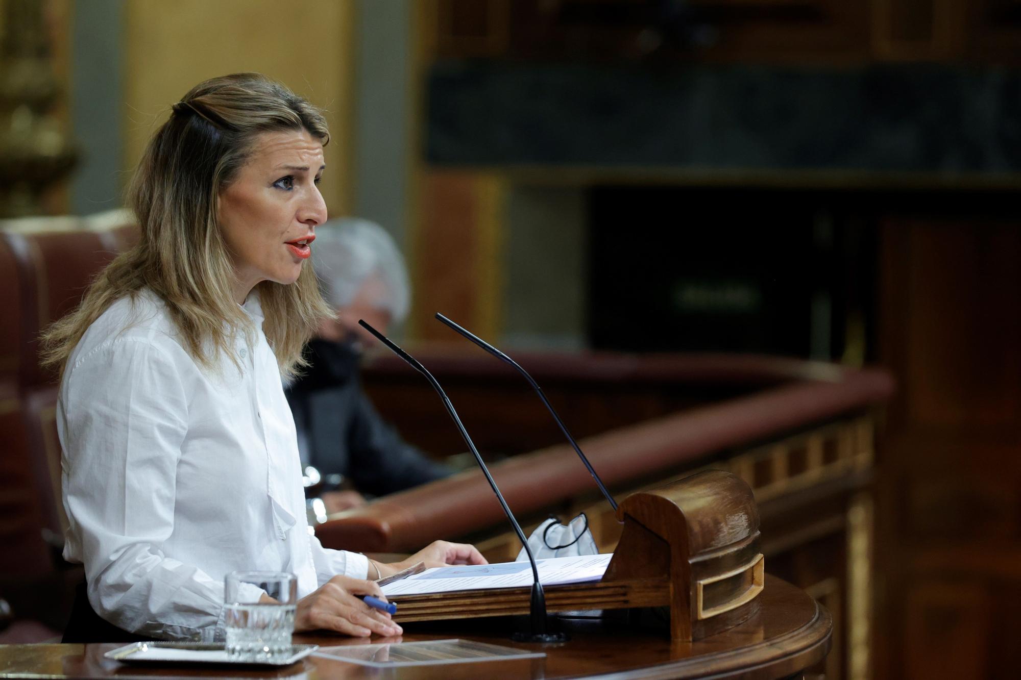 La ministra de Trabajo, Yolanda Díaz, interviene en el pleno en el Congreso de los Diputados, este jueves.