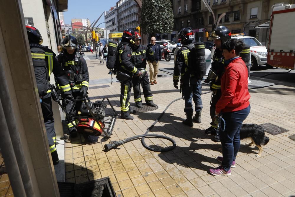 Intervención de bomberos en un edificio de la avenida de Constitución.