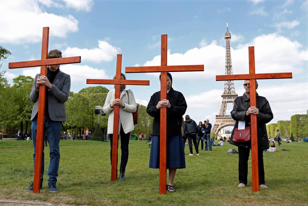 Peregrinos en el Viernes Santo de París.