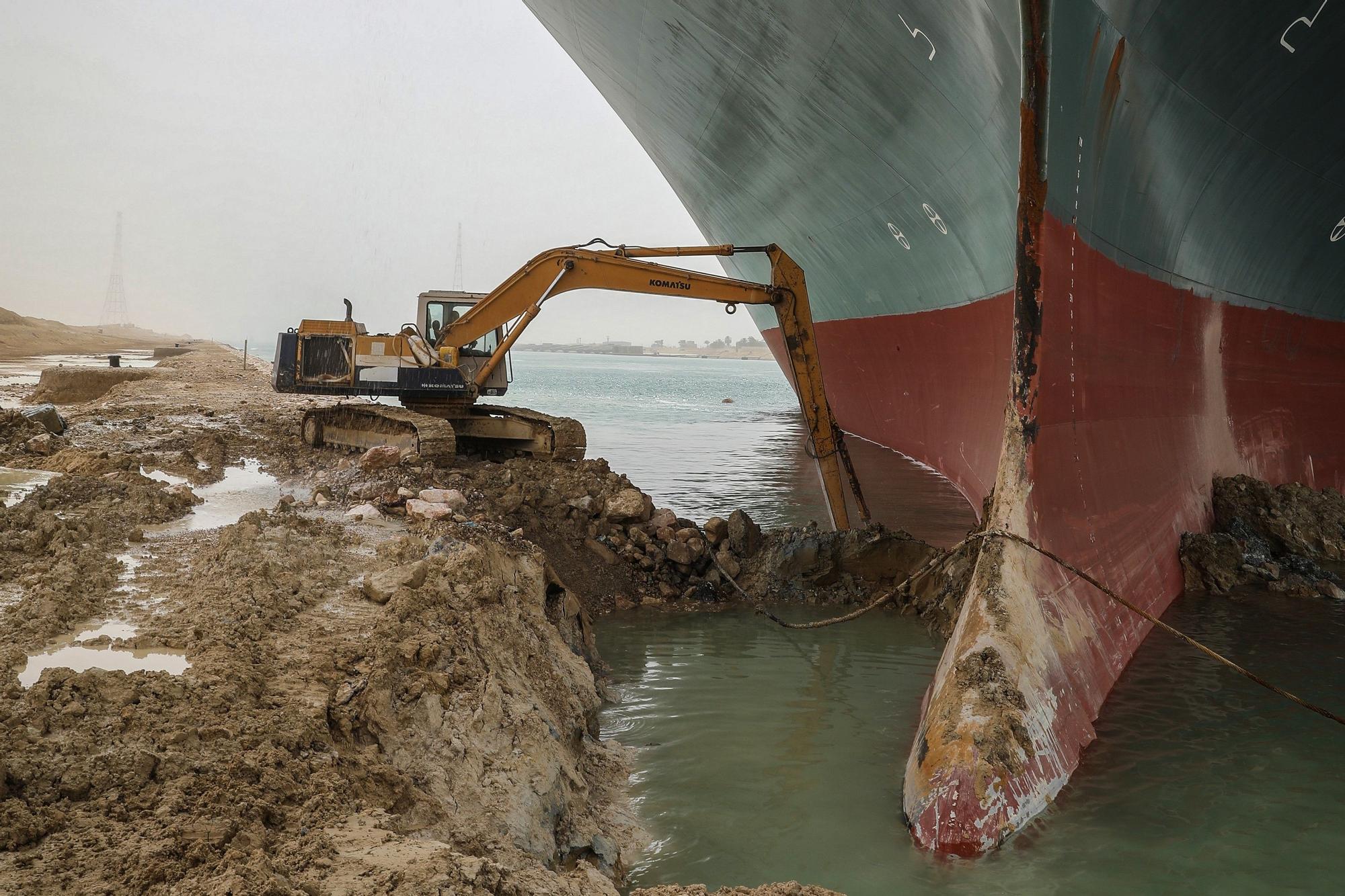 El canal de Suez, bloqueado por un carguero