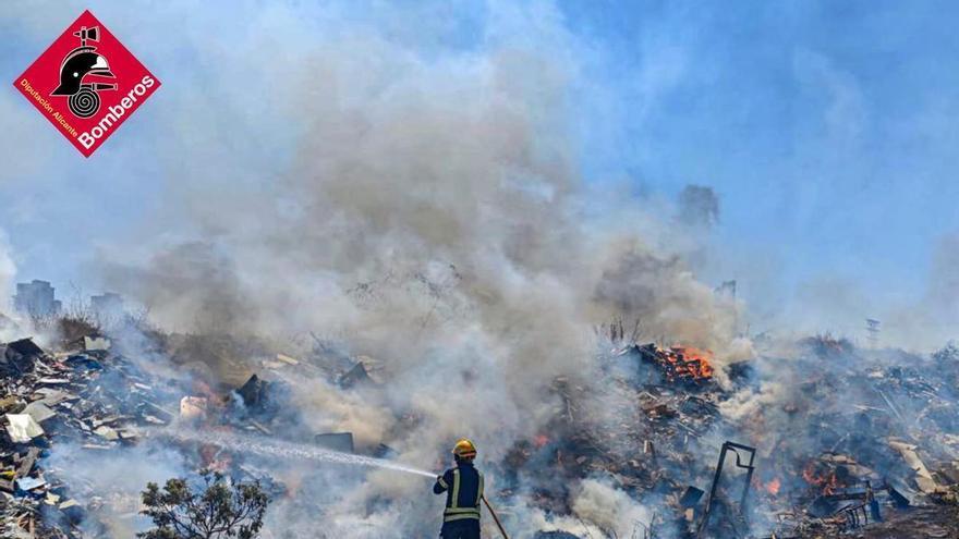 Un incendio de vegetación en la partida Armanello de Benidorm obliga a desplegar medios terrestres y aéreos y queda estabilizado