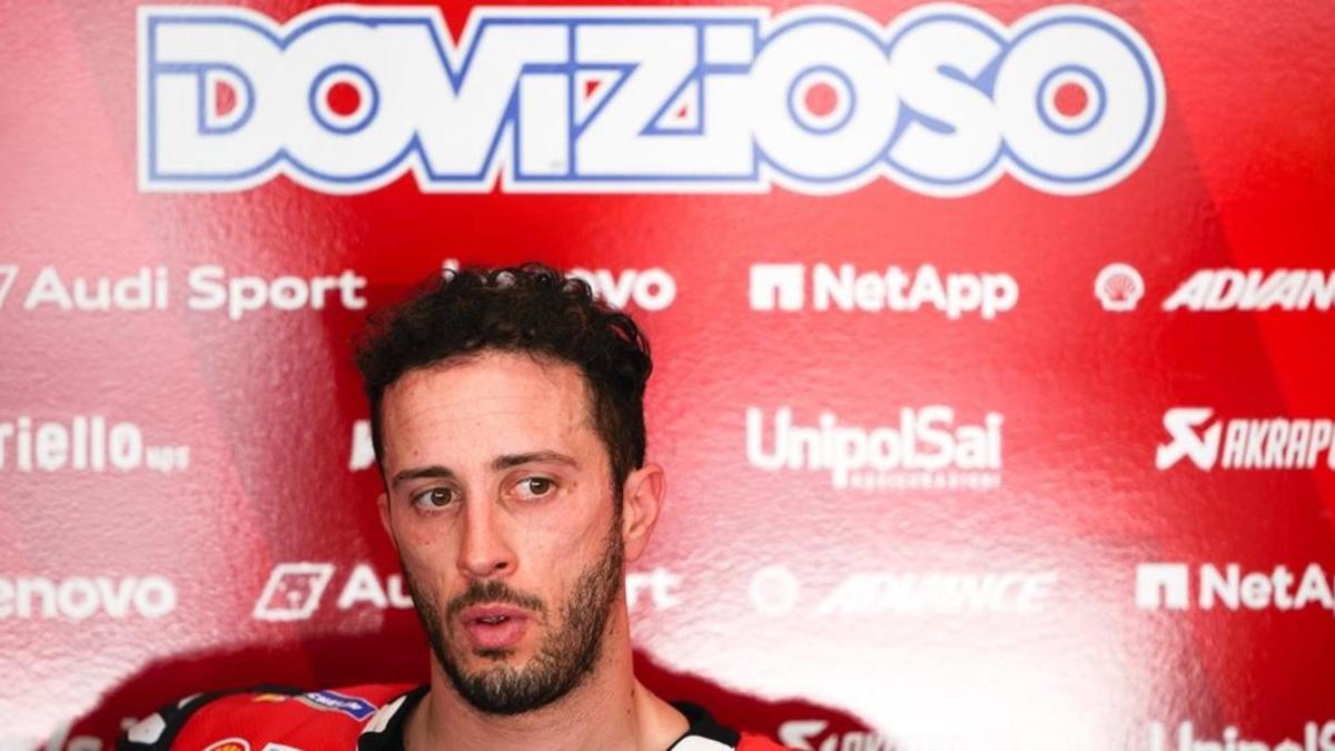 El italiano Andrea Dovizioso (Ducati), subcampeón del mundo de MotoGP, descansa en su boxe de Sepang (Malasia).