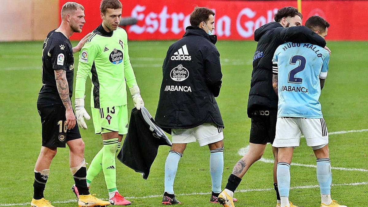 Rubén Blanco recibe el saludo de Guidetti y Mallo, de Jota Peleteiro, con Denis Suárez, ayer. |  // MARTA G. BREA