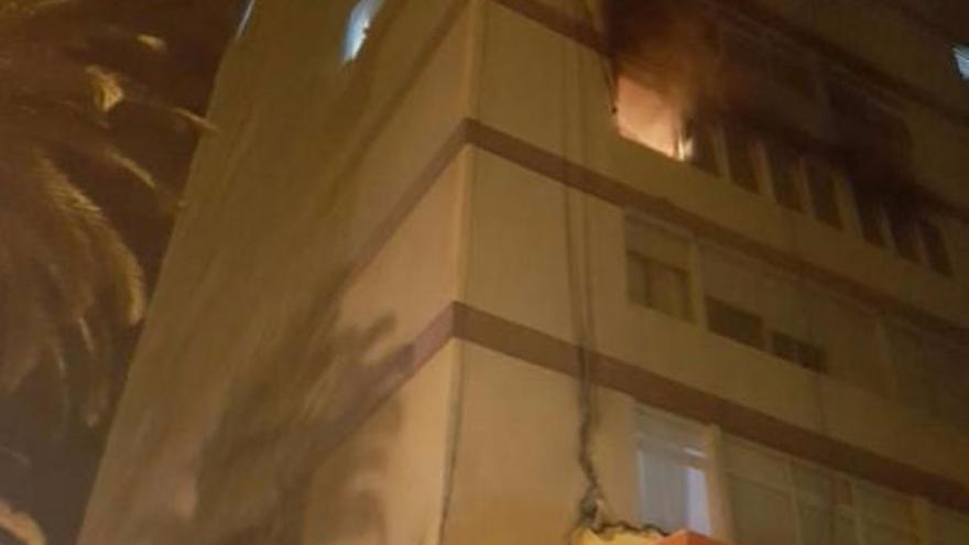 Tres afectados por las llamas en un piso de Escaleritas