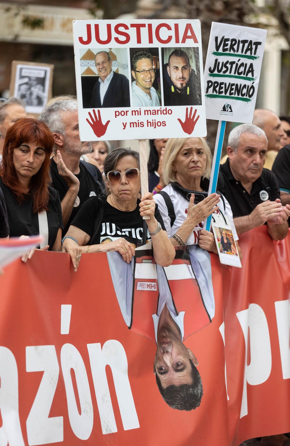 Las asociaciones de víctimas de la dana protestan en Alicante