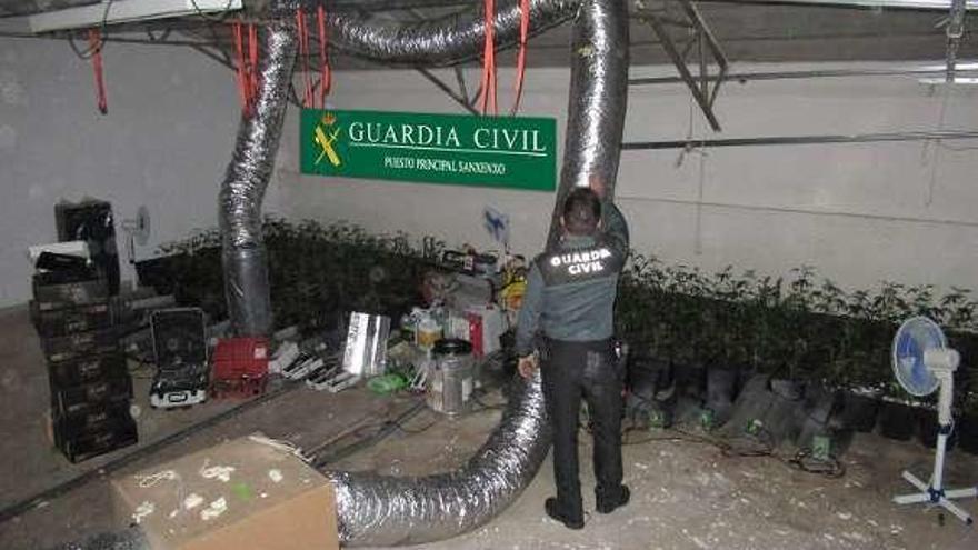 Un agente en el interior de la nave de Samieira. // Guardia Civil