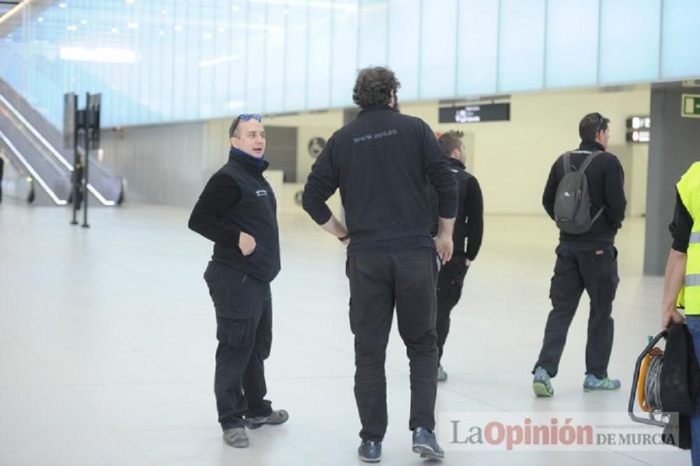 El delegado del Gobierno visita el aeropuerto de Corvera