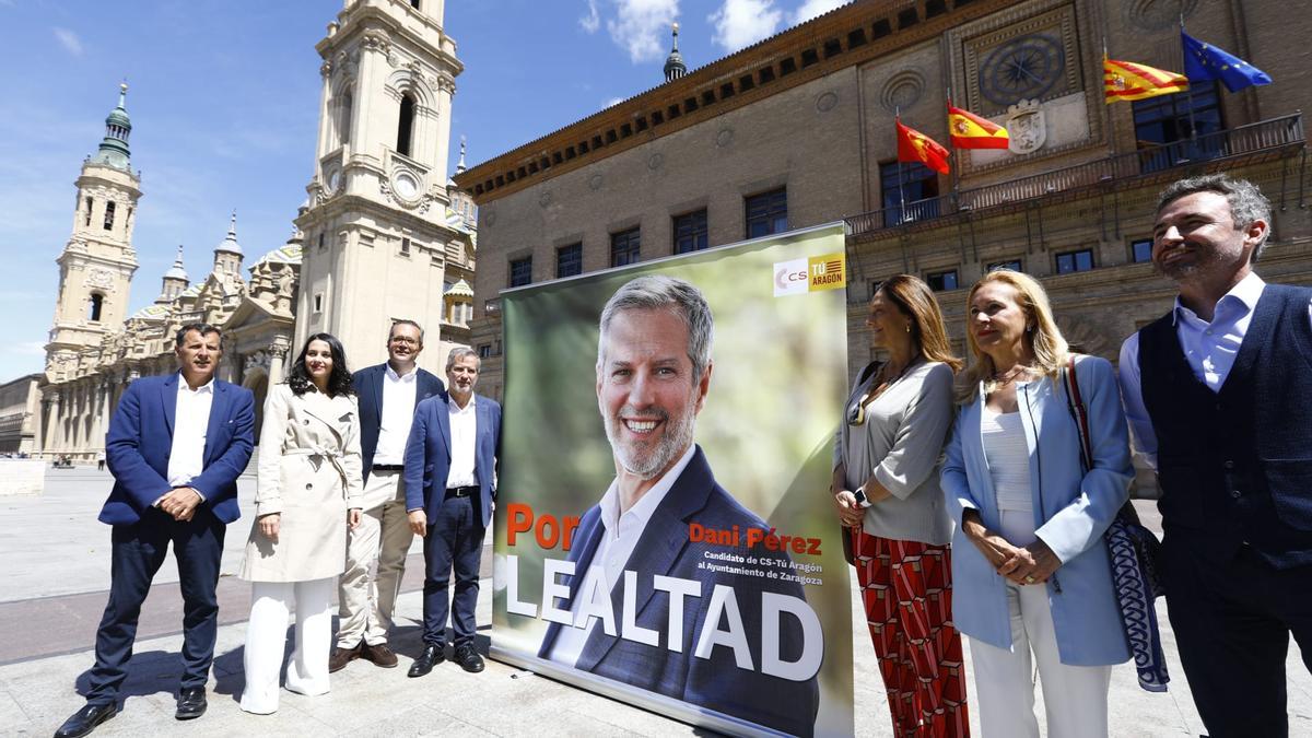 Arrimadas (segunda por la izquierda) junto a Carlos Ortas y Daniel Pérez, este miércoles en Zaragoza.