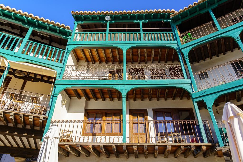 El verde inunda los balcones de la bonita localidad de Chinchón.