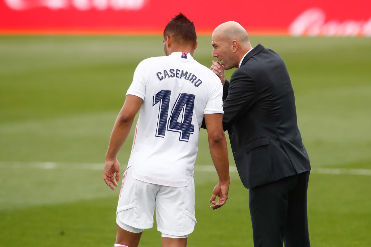 Casemiro y Zinedine Zidane podrían reencontrarse en el PSG este verano.