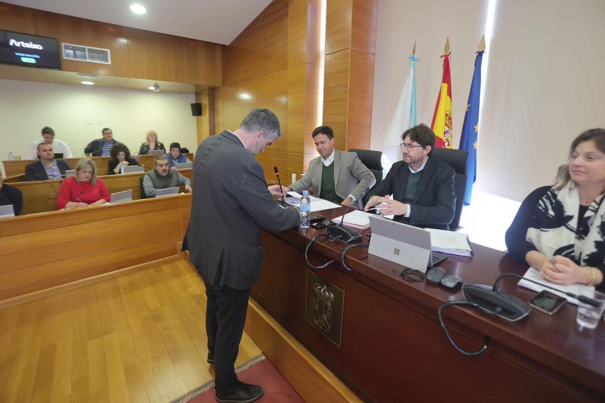 Martín Seco toma posesión como concejal del PSOE en Arteixo
