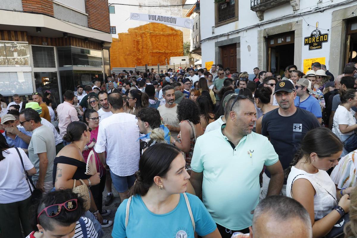 Así fue la impresionante Descarga que hizo temblar a Cangas del Narcea: 6.22 minutos de estruendo y casi 100.000 voladores en el cielo