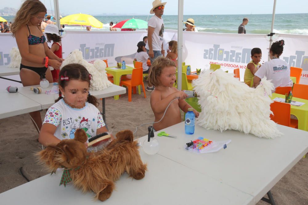 Mascotas de carne y hueso en la playa de Agua Amar