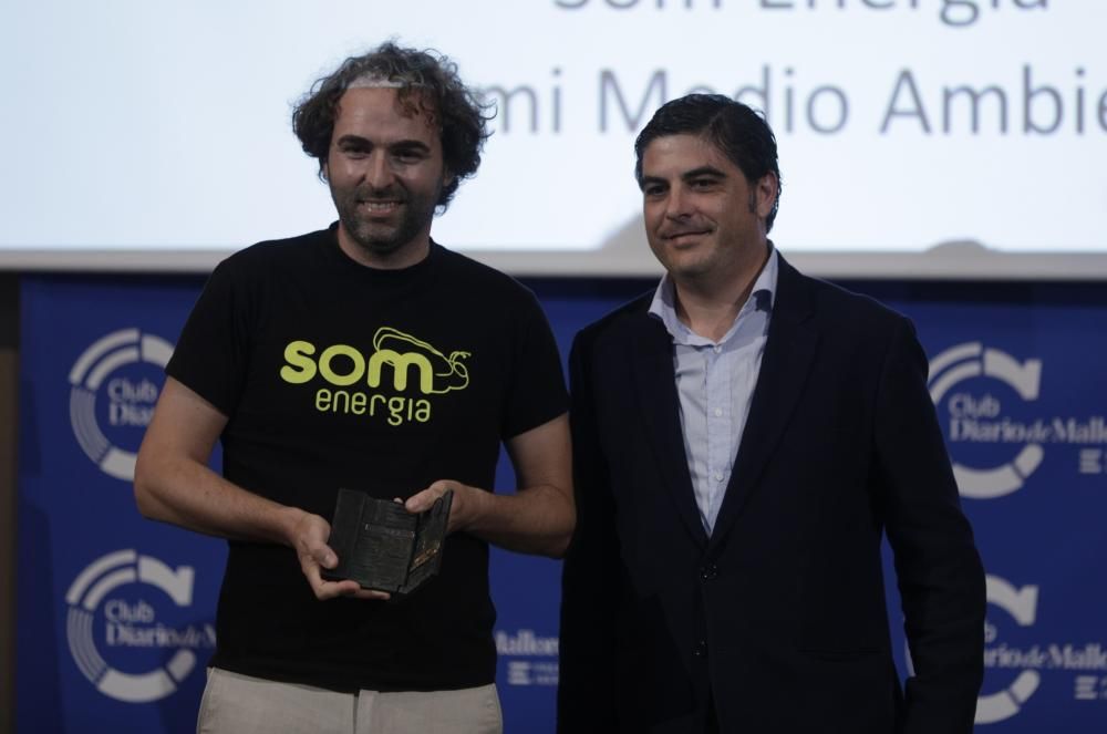 Alexandre Duran recibe el premio de Medio Ambiente en representación de Som Energia, de manos de Pau Ginard, director comercial de Estel Ingeniería y Obras.