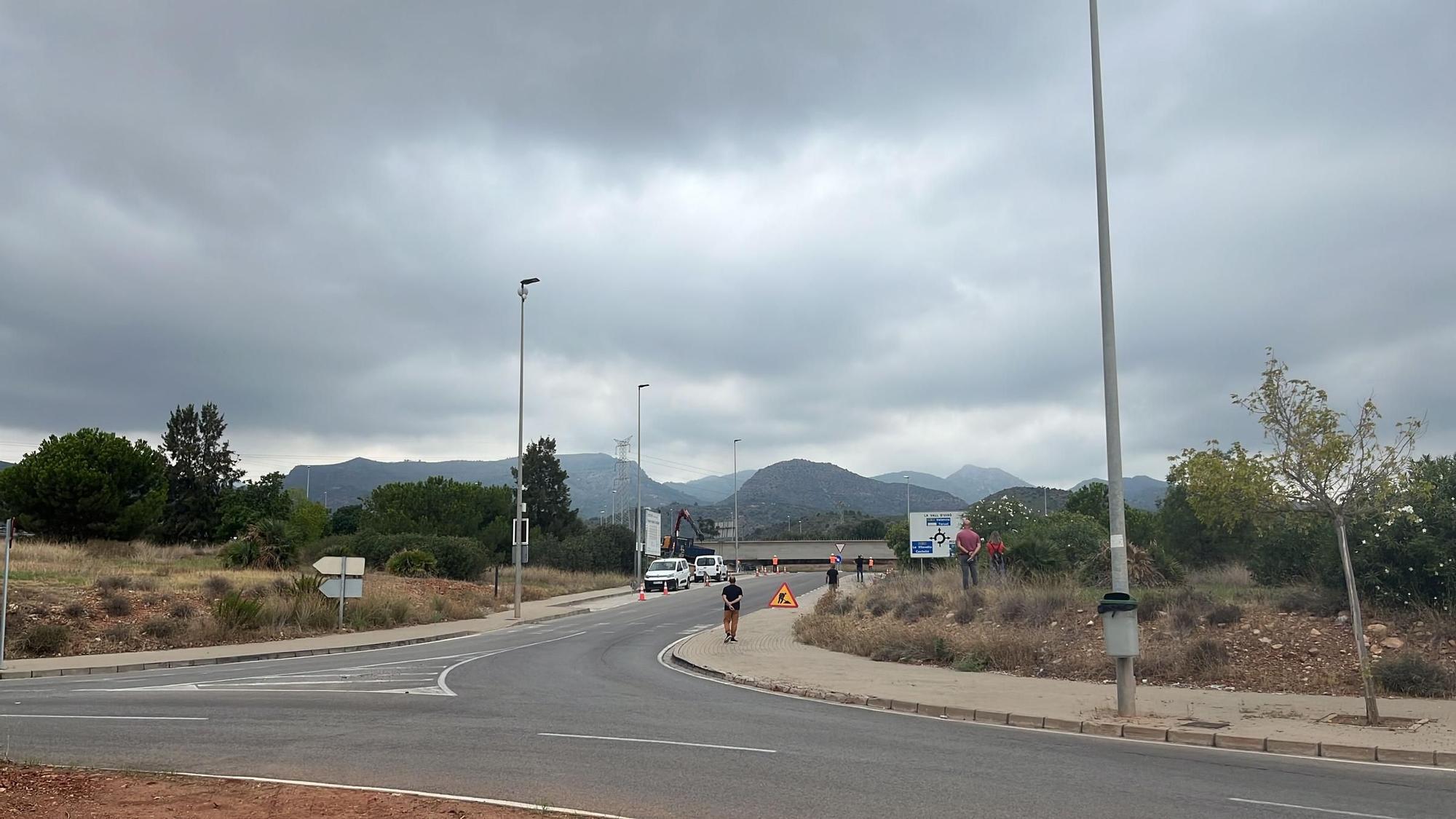 La compleja llegada de la primera megaviga para el puente industrial de la Vall, en imágenes