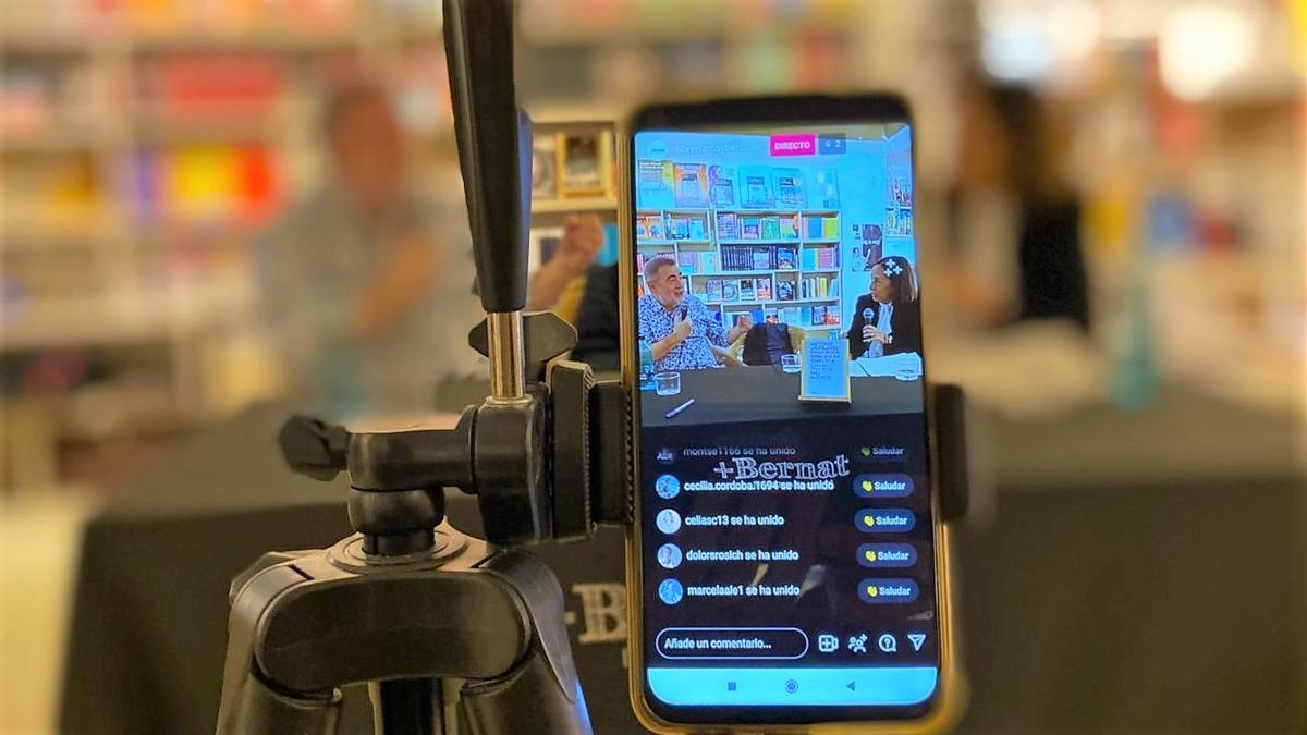 Retransmisión a través de las redes sociales de la presentación del libro de Pau Arenós 'Meterse un pájaro en la boca' en la librería +Bernat.
