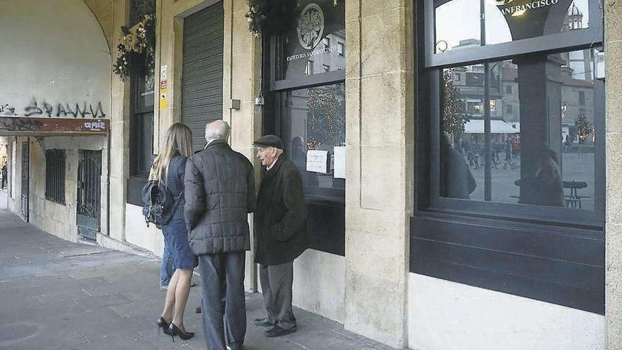 La cafetería San Francisco, en A Ferrería, permanece cerrada desde el miércoles. // Rafa Vázquez