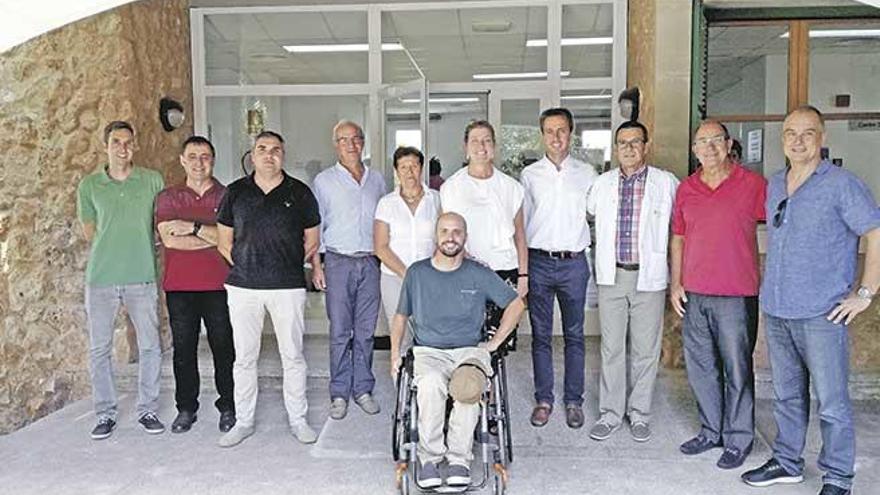 Imagen de grupo de las autoridades sanitarias y representantes de PREDIF y ASPAYM que visitaron ayer el centro de salud de Santanyí.