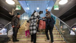 Pasajeros de Rodalies, en la estación de Catalunya subiendo los bártulos a pie tras comprobar que los ascensores y las escaleras no funcionan, el pasado 17 de marzo