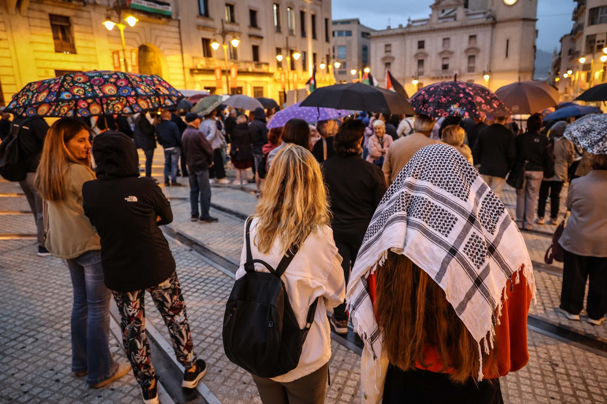 Alcoy se moviliza bajo la lluvia: concentración y marcha ciclista en apoyo al pueblo palestino