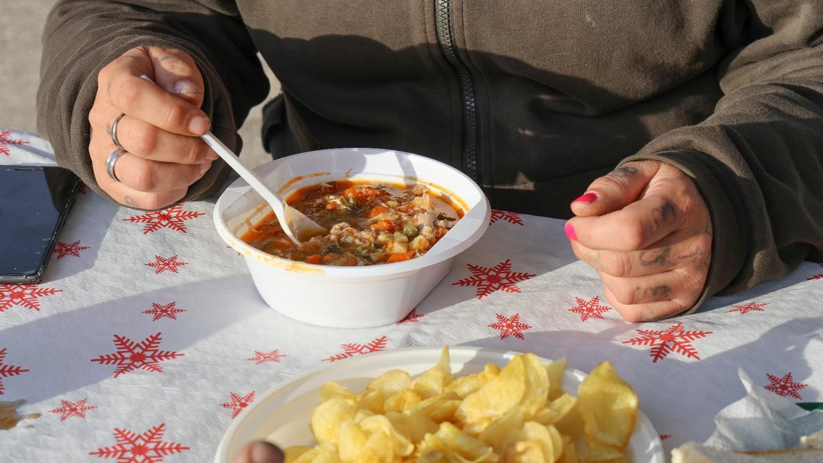 Cruz Roja prepara un cocido para las personas en situación de exclusión en Alicante