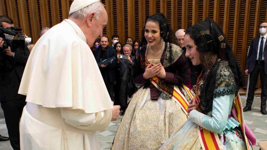 Las falleras mayores, tras conocer al papa: &quot;Ha sido uno de los mejores momentos de nuestras vidas. Muchísimas gracias a Levante-EMV&quot;