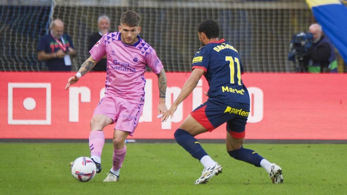 Viti Rozada intenta superar a Danjuma en el Las Palmas-Girona en el Estadio Gran Canaria.