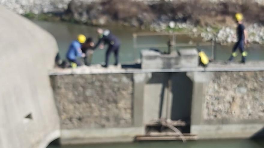 Rescaten una dona d&#039;un canal de Ripoll on havia entrat per salvar el gos