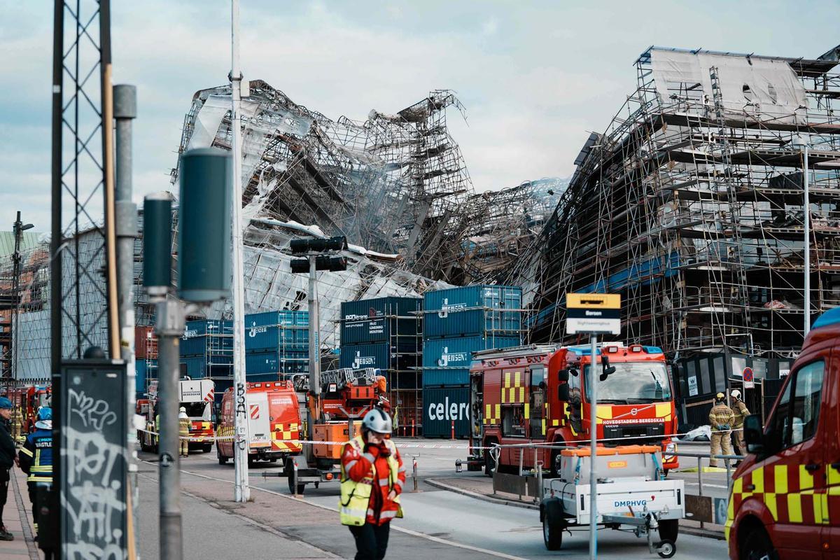 La Bolsa de Valores, uno de los edificios más antiguos de Copenhague, arrasada por un incendio.