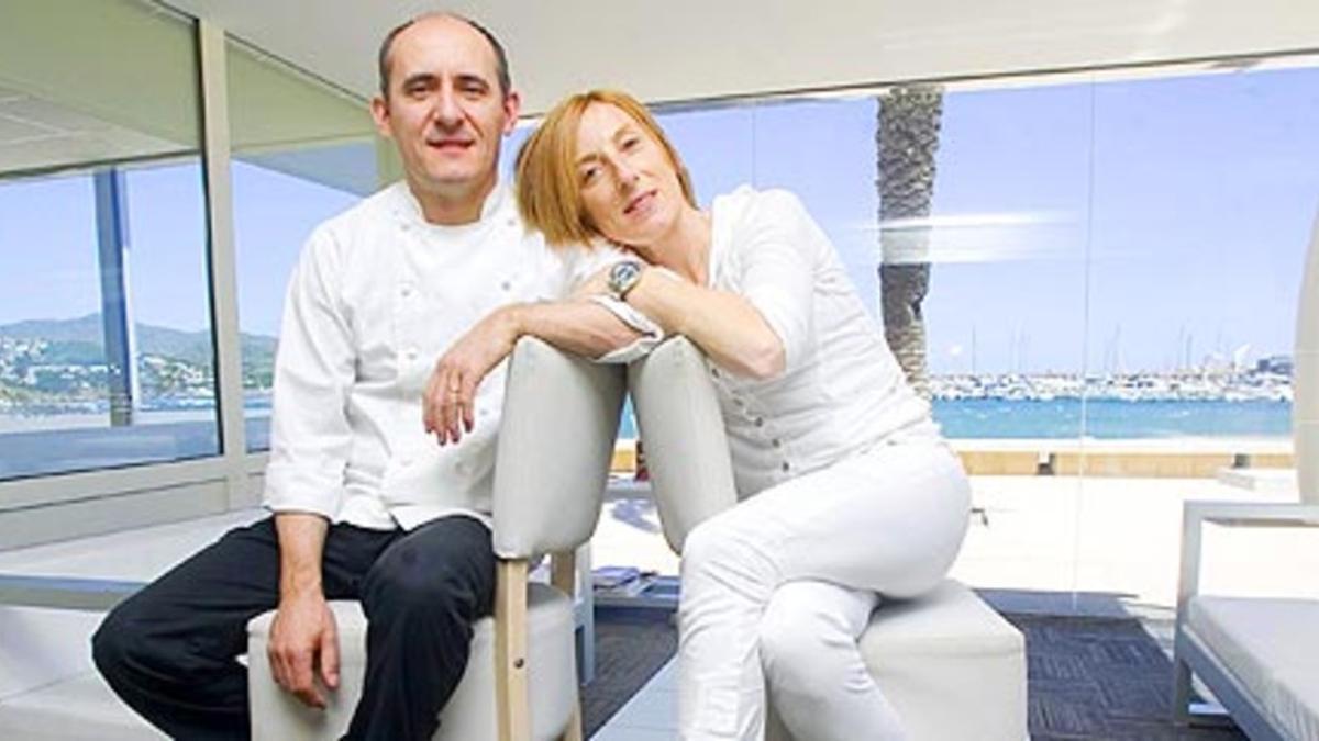 Paco Pérez y Montse Serra, en el Miramar, con el mar de Llançà al fondo. Foto: ALBERT LABERT.