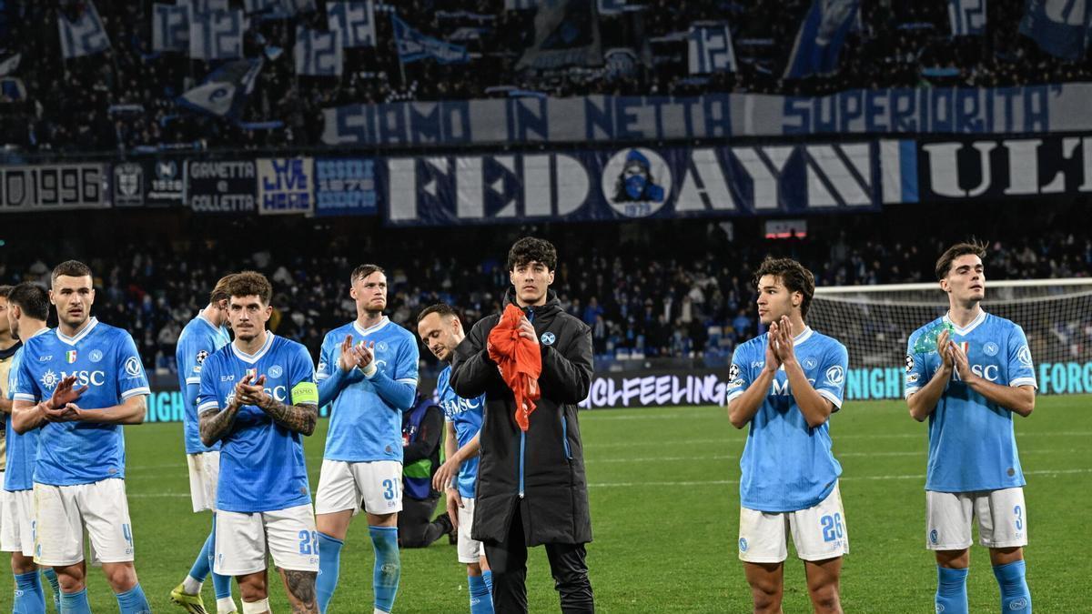 Jugadores del Napoli la pasada temporada tras una derrota ante el Chelsea en casa en Champions League.